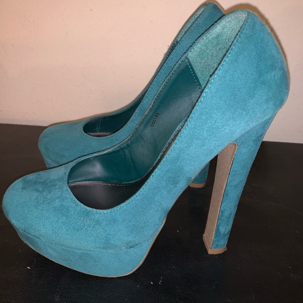 ***Gift***Turquoise faux suede heels